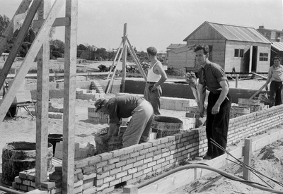 845051 Afbeelding van de bouw van vijftig woningen in de omgeving van het Looplantsoen te Utrecht.